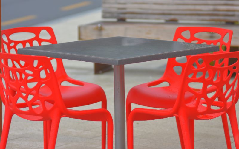 Plastic Chairs vs. Traditional Seating: Pros and Cons Compared