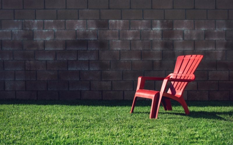 5 Reasons Why Plastic Chairs Are Perfect for Outdoor Living Spaces